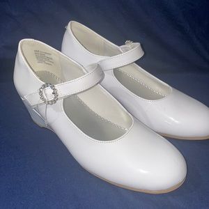 Girls causal/dress shoe.